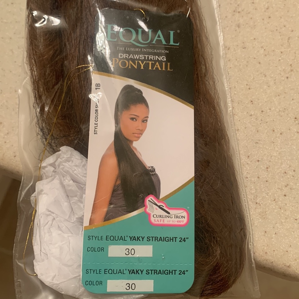Straight 24” reddish-brown drawstring ponytail